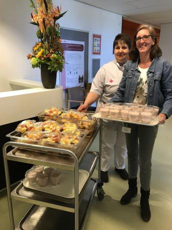 De dienbladen met fruit en smoothies op de afdeling Neurologie