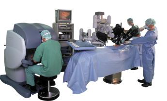 De opstelling van apparatuur en artsen bij een operatie met een robot