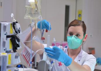 IC-verpleegkundige controleert infuus