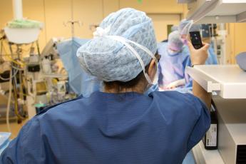 Operatieassistent maakt foto's van operatie