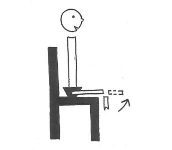 Plaatje oefening zittend op stoel knie van geamputeerde been strekken 
