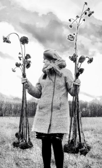 kunst portret Marian van Esch met zonnebloemen in het veld 