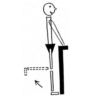 staand aan tafel been buigen voet optillen