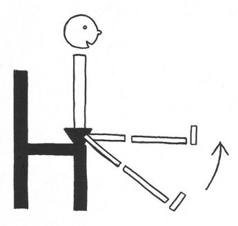 op rand van stoel zitten en been tillen met gestrekte knie