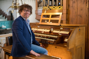 Foto van organist Simon Stelling