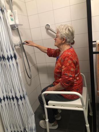 Foto vrouw op douchekruk