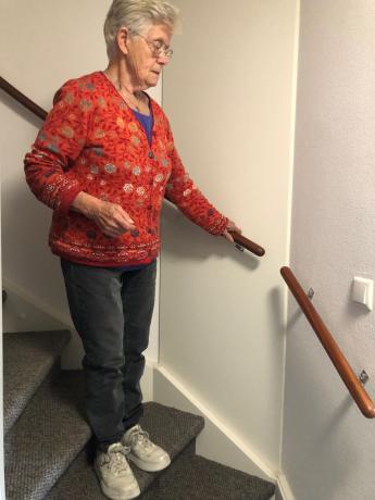 Foto vrouw loopt trap af