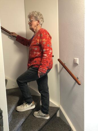 Foto vrouw trap oplopend