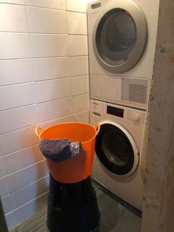 Foto wasmand op verhoging bij wasmachine en wasdroger