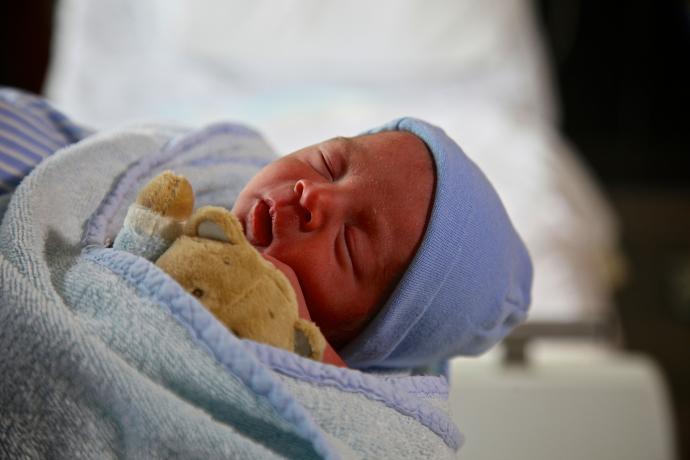 Pasgeboren baby op de verpleegafdeling Verloskunde