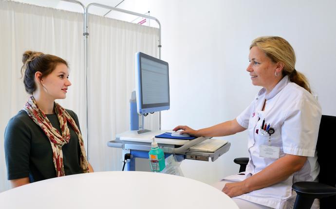 Verpleegkundige doet intake bij patiënt op de Operatie Ontvangst Afdeling