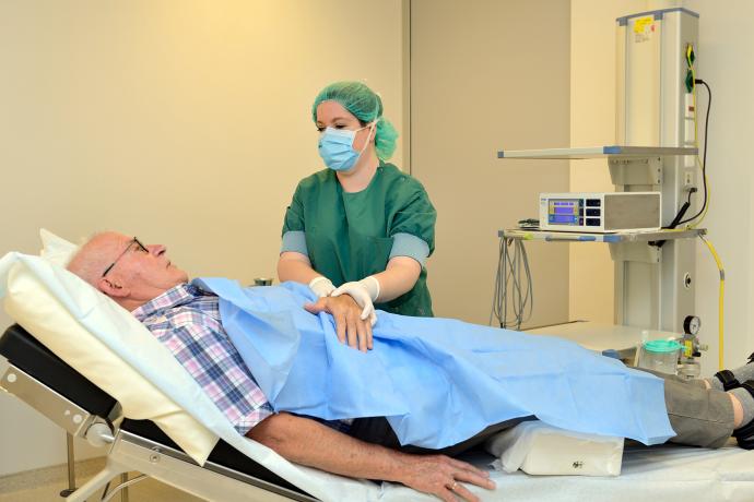 Patiënt wordt geopereerd aan zijn hand op de Poliklinische Operatiekamer
