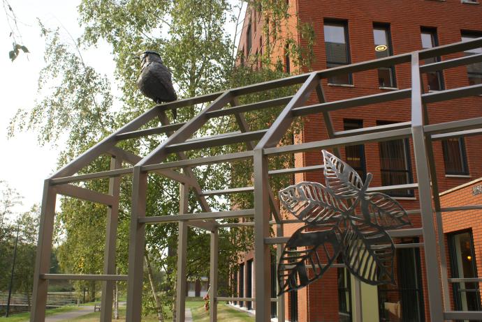 monument buiten met vogel en blad op herdenkplek