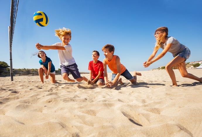 Kinderen op het strand volleybal