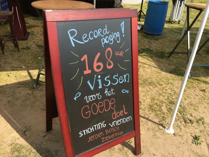 Krijtbord met de tekst 'Recordpoging 168 uur vissen voor het goede doel'