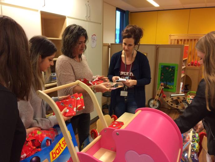 Studenten van KW1C geven speelgoed aan de Kinderafdeling
