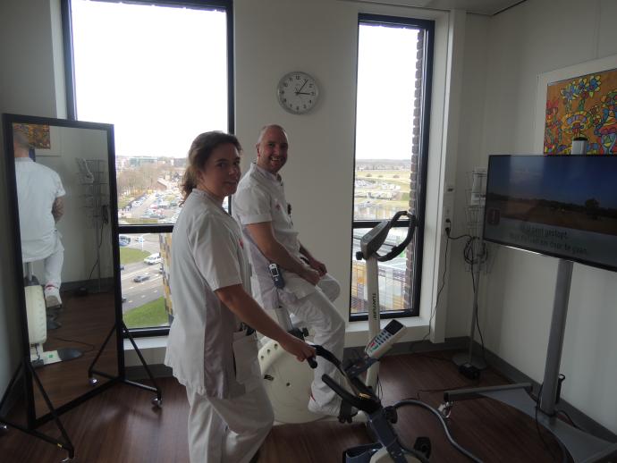 Verpleegkundigen Helena Blyenberg en Erik de Vries zijn zeer tevreden met het fietslabyrint op de afdeling Chirurgie