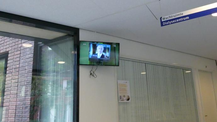 De tv bij de ingang van de Dialyseafdeling