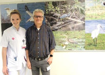 Verpleegkundige en meneer bij de wanddecoratie op Verpleegafdeling Cardiologie A2