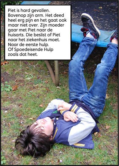 Jongen valt van trampoline