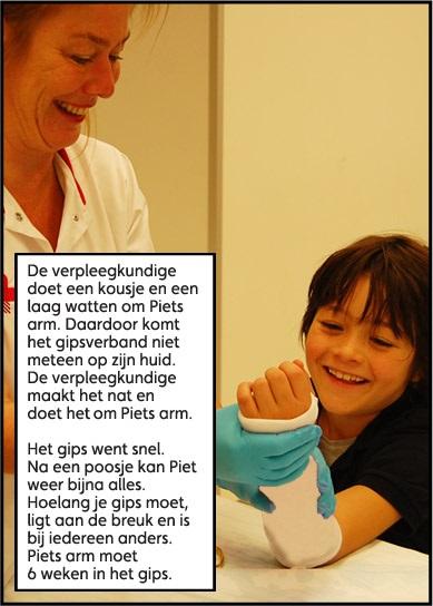 Jongen krijgt gips