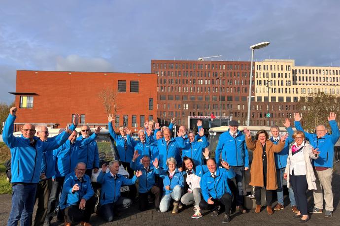 Groepsfoto van de chauffeurs van de Shuttleservice