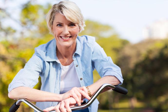 vrouw die fietst