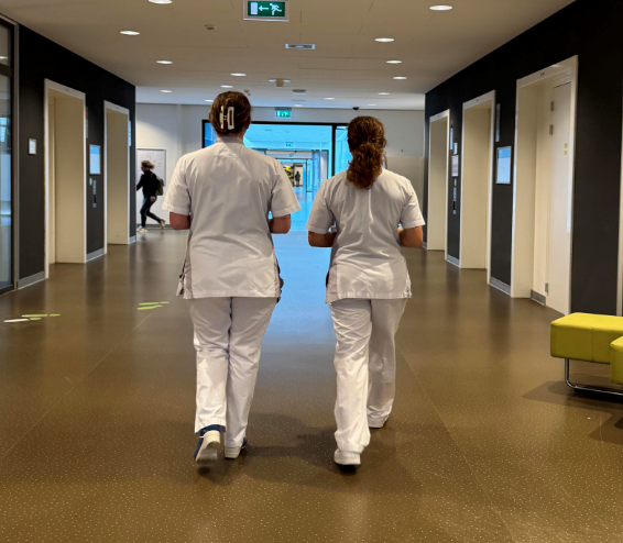 een foto van wandelende zorgverleners