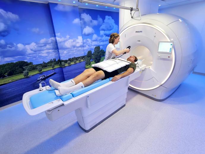 foto: mannelijke patiënt in mri-apparaat