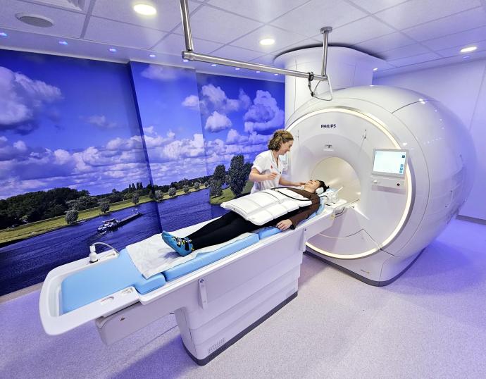 foto: vrouwelijke patiënt in mri-apparaat