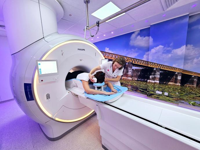 foto: patiënt op buik in mri-apparaat