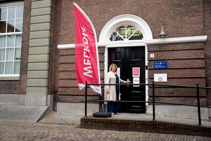 Foto van mevrouw van Heuckelum bij het Bommels Gasthuis