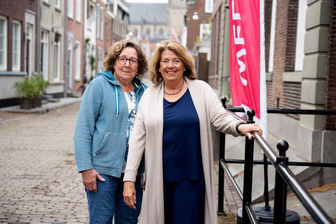 Foto van mevrouw van Heuckelum met zus