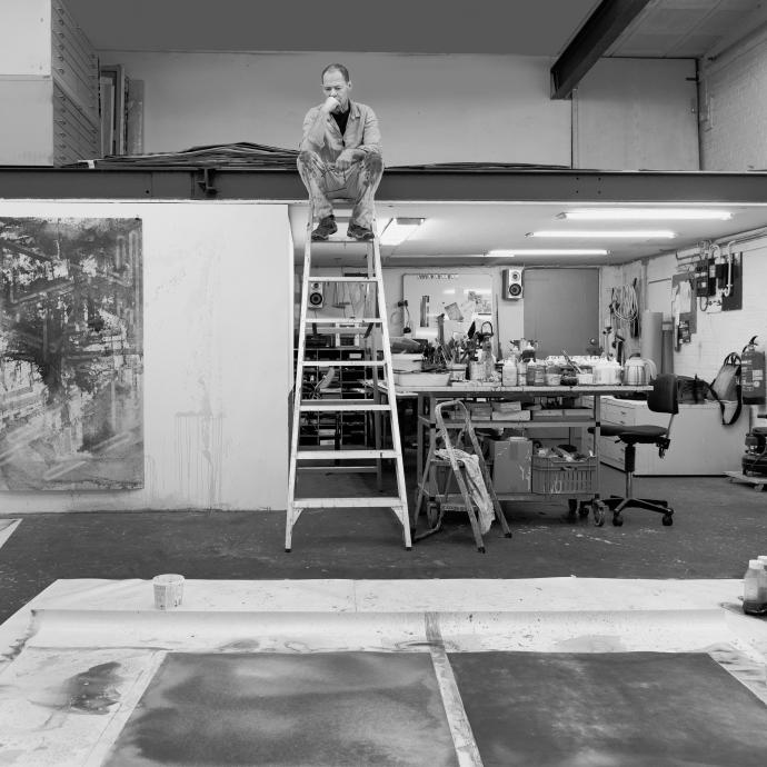 kunst portret Frits Peeters in atelier zwart wit foto Gerard Sleger