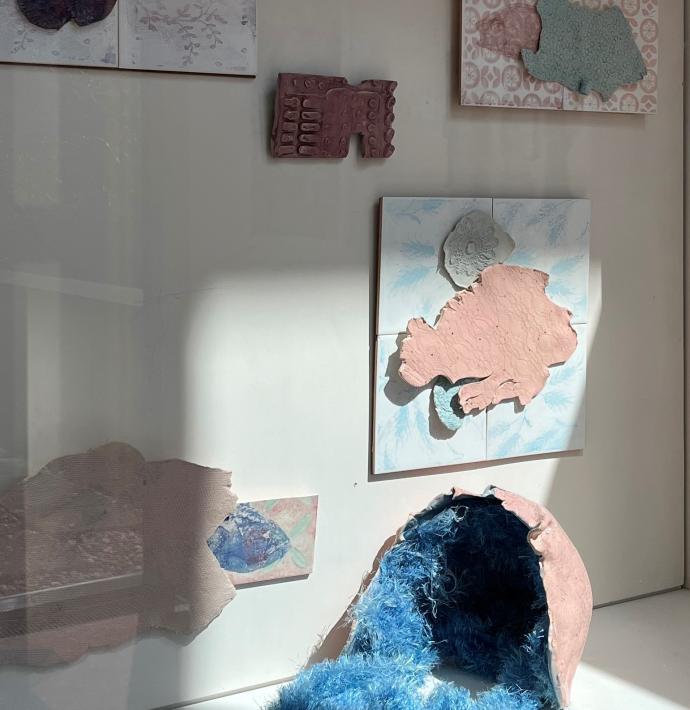 Foto van kunstwerken Lisetteh expositie in boulevard