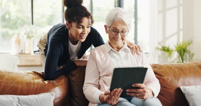 twee vrouwen kijken op een tablet