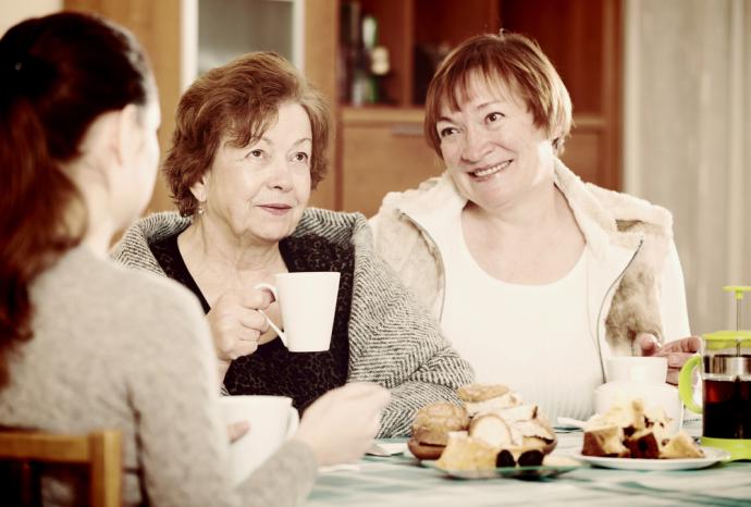 drie vrouwen drinken thee