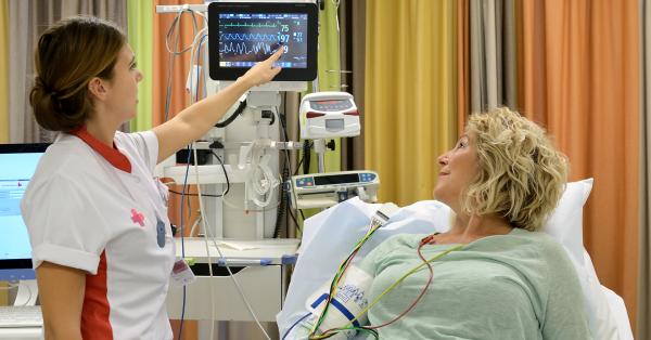 Verpleegkundige geeft uitleg aan een patiënt op de Spoedeisende Hulp