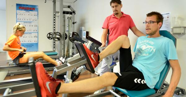 Patiënten sporten onder begeleiding van een fysiotherapeut
