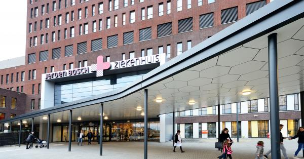 aanzicht ingang Jeroen Bosch Ziekenhuis met overkapping