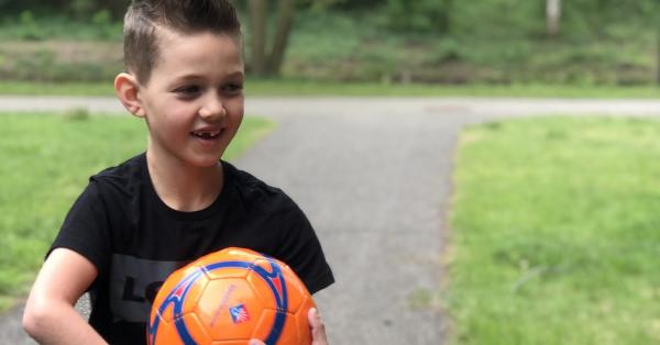 Quinten speelt met een voetbal