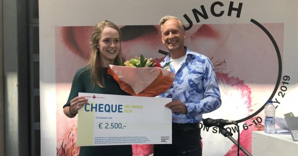 Winnares JBZ Award 2019 Robin Mommers met Kunstcommissie voorzitter Jean Marc Reinold