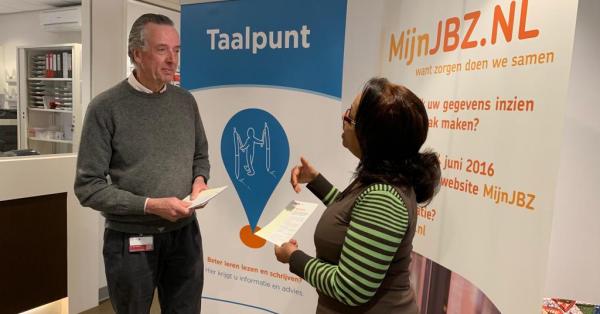 Twee vrijwilligers van de Vriendendiensten