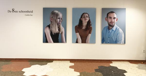 kunst expositie fotoproject 'De 8ste schoonheid' van Caitlin Sas op de boulevard