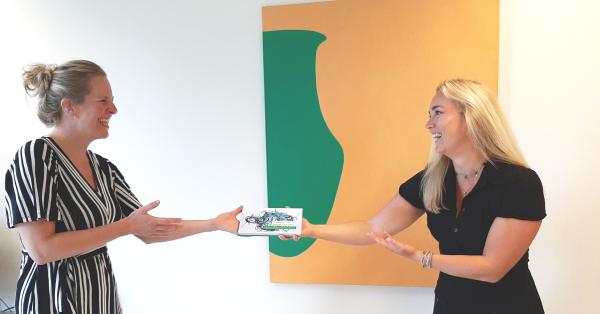 Daphne Bolman overhandigt boek 'Impact van Intensive Care' aan gezondheidspsycholoog Susanne van Leersum