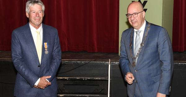 Peter Schneeberger ontvangt een lintje van de burgemeester van Den Bosch
