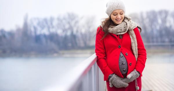 Zwangere vrouw in winterkleding