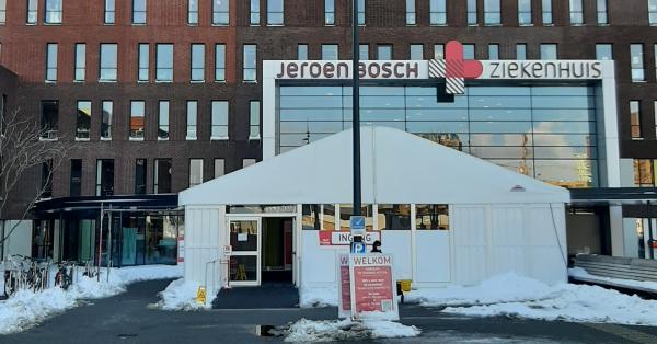 De screeningstent voor het JBZ in de sneeuw