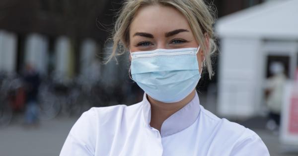 Afbeelding verpleegkundige voor het ziekenhuis