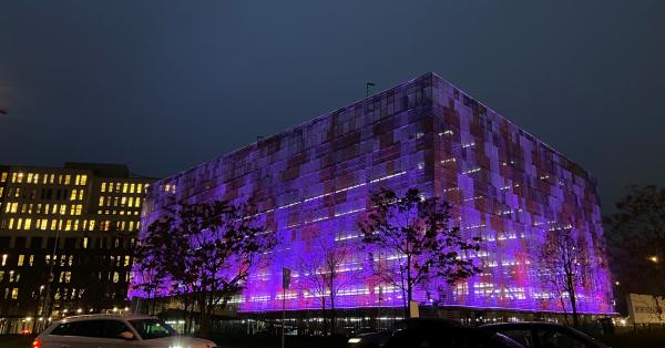 Afbeelding: voor Wereld Prematurendag kleurt onze bezoekersparkeergarage paars